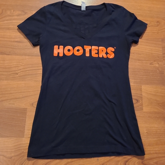 Hooter's black short sleeve t-shirt - Picture 3 of 11